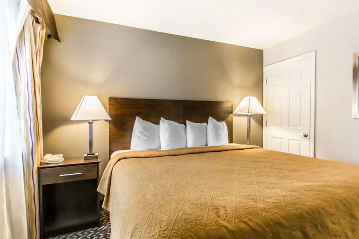 1 King Bed Business Room Efficiency Accessible Upgrade (1 of 8)