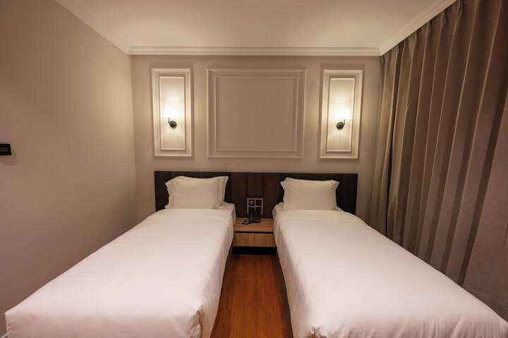 Room 10 of 37