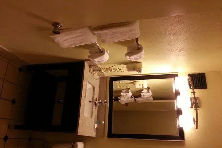 Room 9 of 18