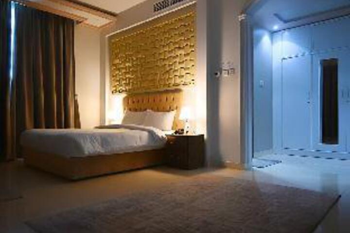Room 8 of 34