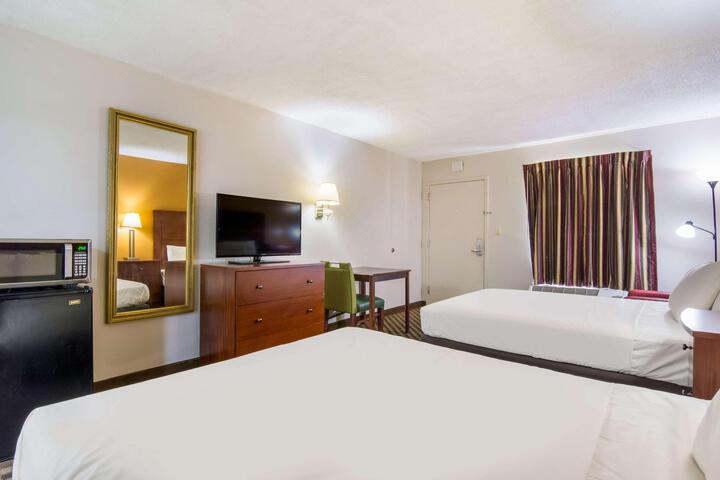 2 Queen Beds (3 of 8)