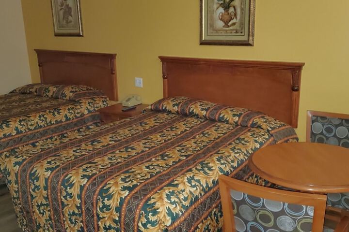 2 Queen Beds (1 of 8)