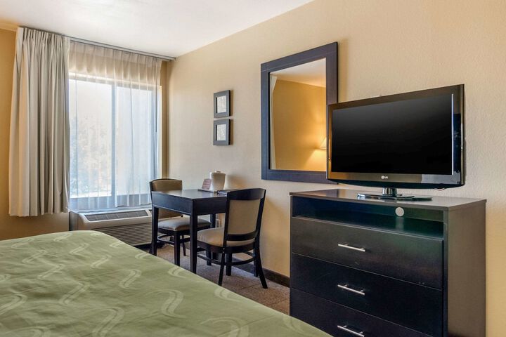 1 King Bed (4 of 14)