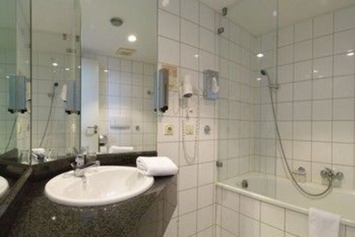Room 2 of 16