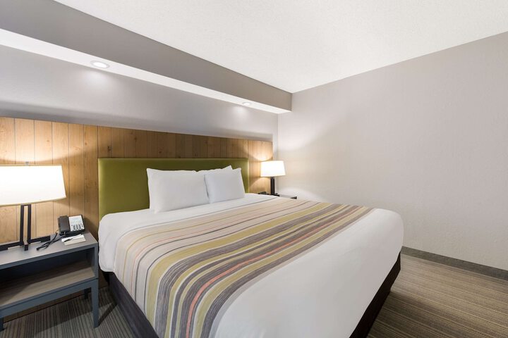 1 King Bed (11 of 19)