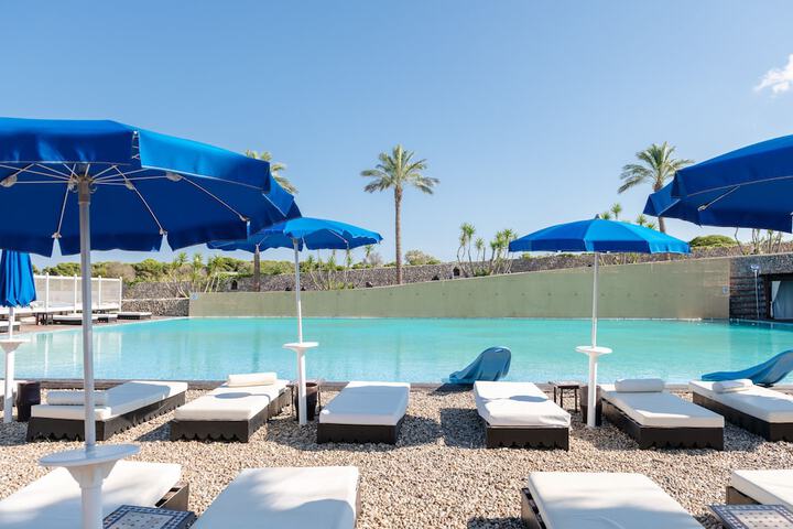 Hotel with Pool