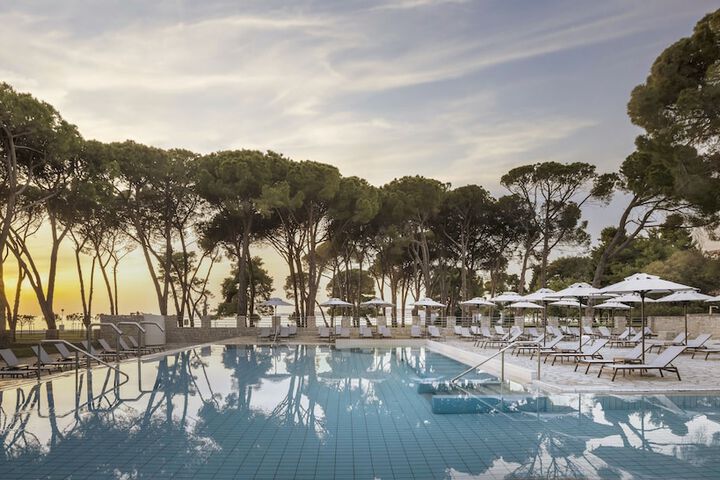 Hotel Pool