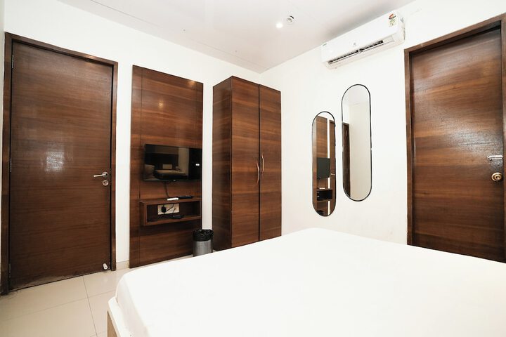 Room 9 of 32