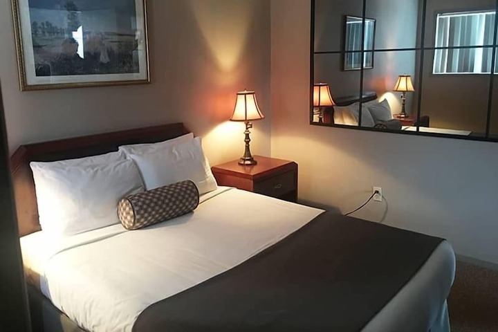 1 Queen Bed (17 of 18)
