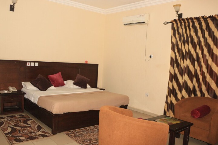Room 6 of 16