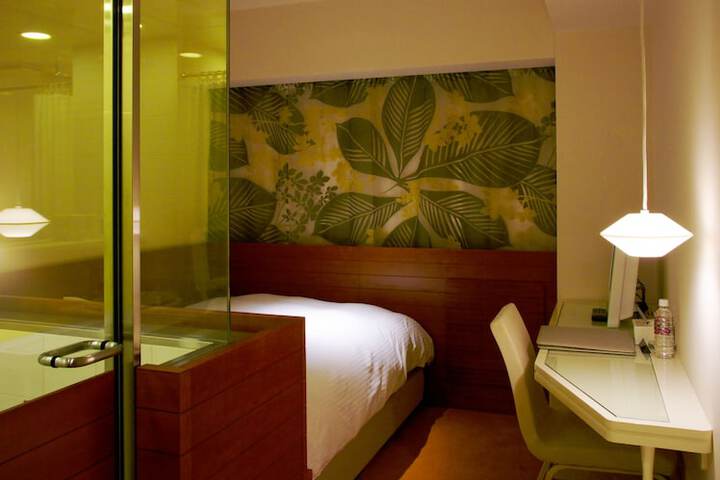 Room 6 of 43