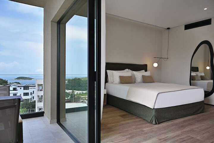 Room 12 of 72