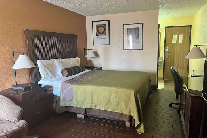 Room 12 of 34
