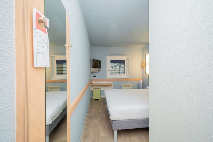 Room 12 of 127