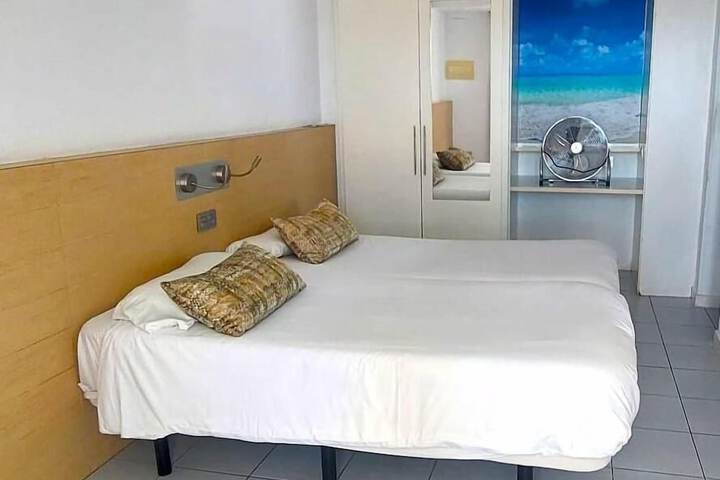 Room 52 of 179