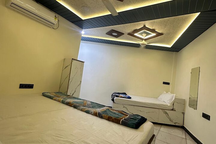 Room 10 of 18