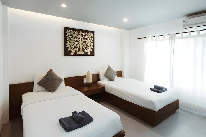 Room 8 of 33