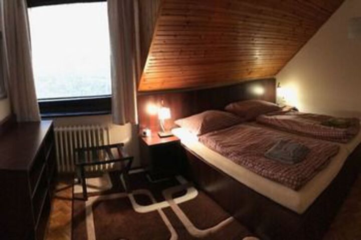 Room 8 of 34