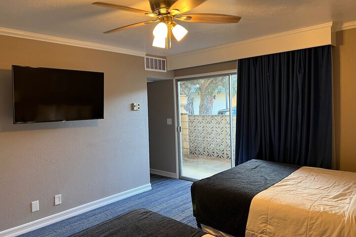 2 Queen Beds (16 of 24)