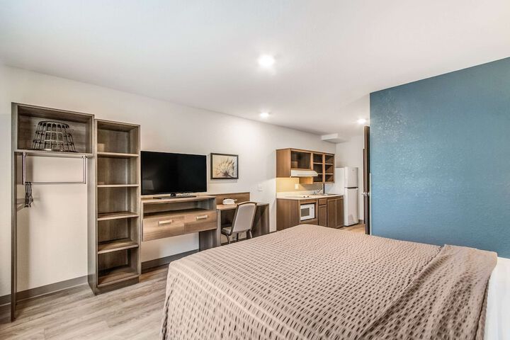 1 Queen Bed (3 of 19)