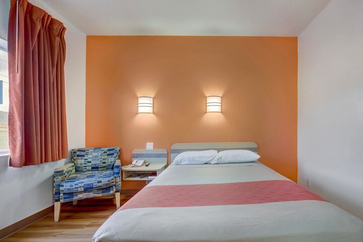 Room 8 of 34