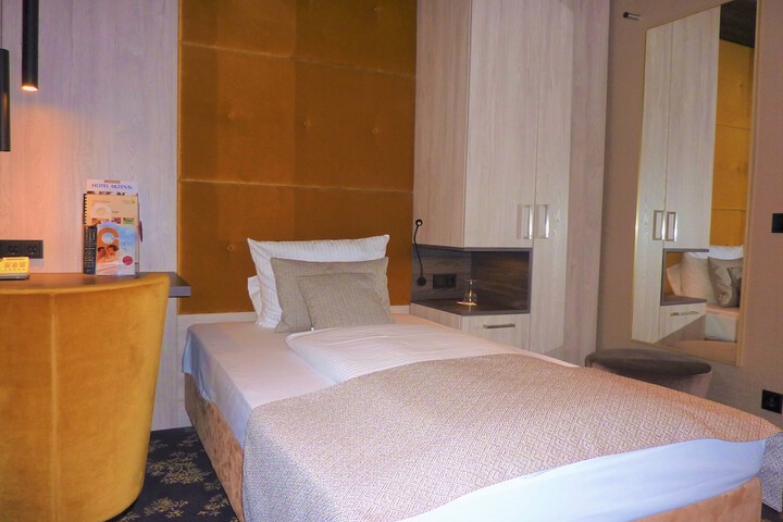 Room 5 of 62