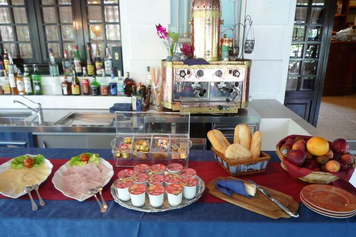 Breakfast/Coffee Service 8 of 15