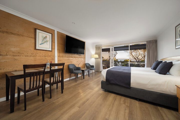 Room 10 of 76