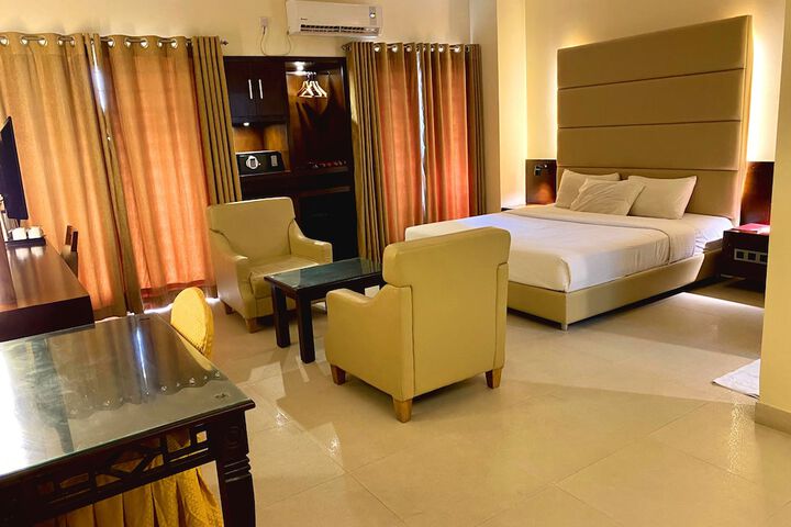 Room 9 of 28