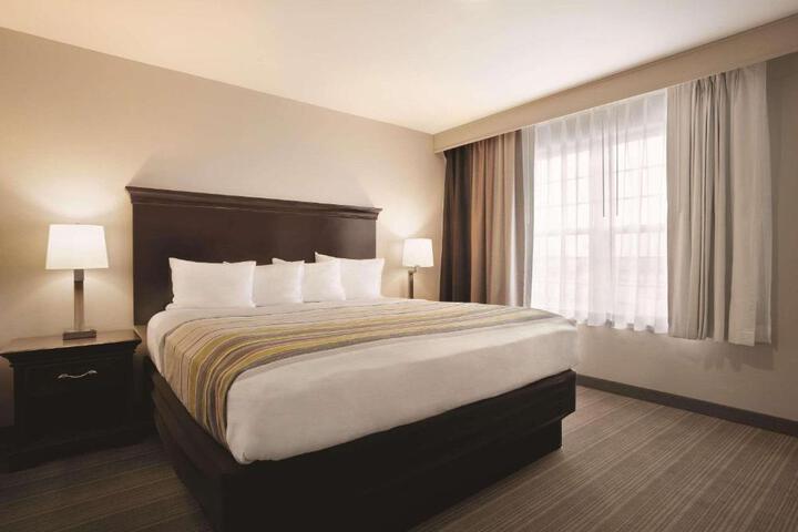 1 King Bed (1 of 10)