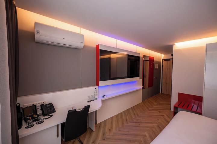 Room 30 of 80