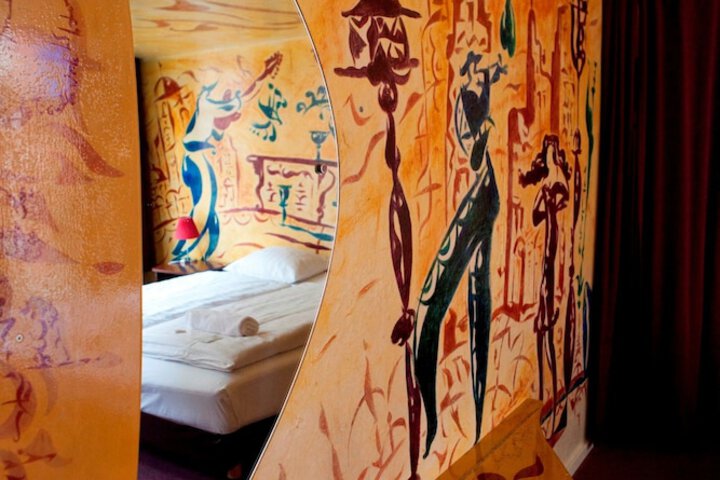 Room 10 of 91