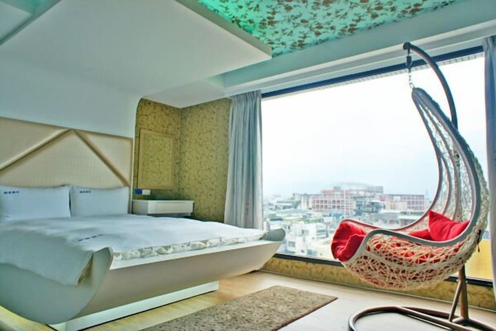 Room 19 of 34