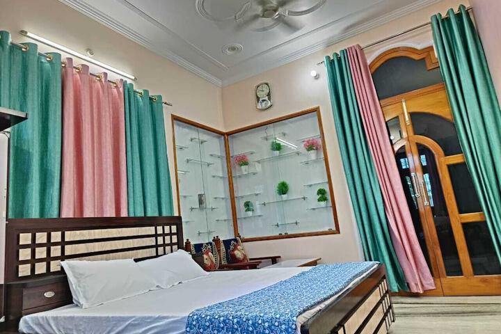 Room 4 of 9
