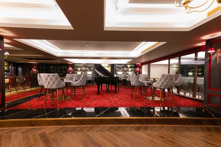 Lounge 66 of 81