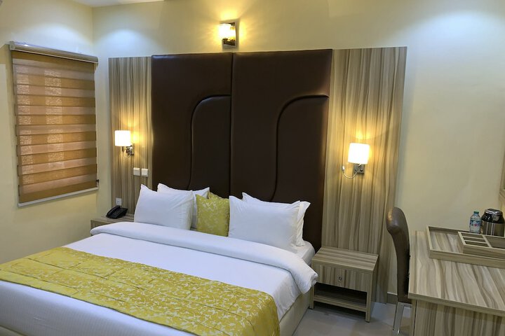 Room 9 of 18