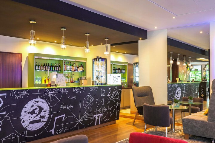 Lounge 96 of 141