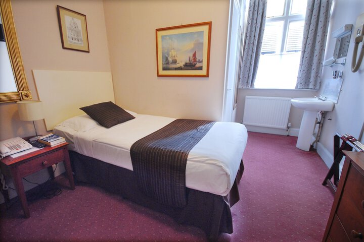 Room 4 of 33
