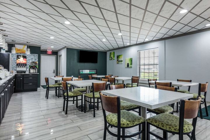 Breakfast/Coffee Service 25 of 40