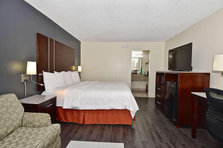 1 King Bed (7 of 12)
