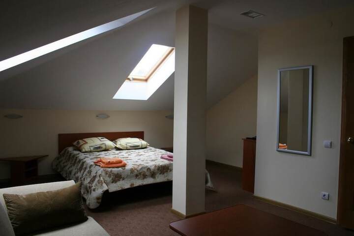 Room 6 of 27