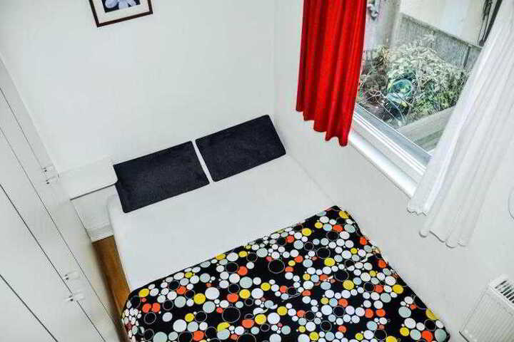 Room 9 of 10