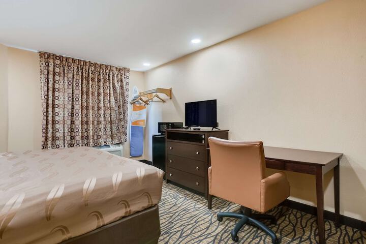 1 King Bed (8 of 10)