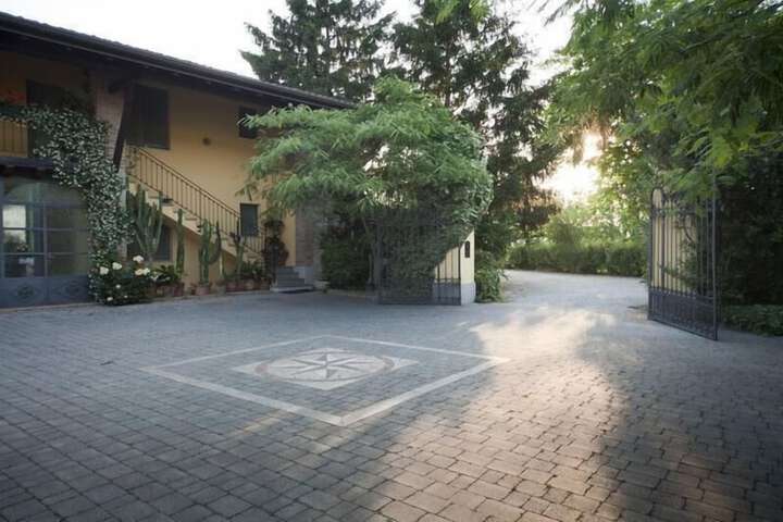 Hotel Exterior 22 of 27