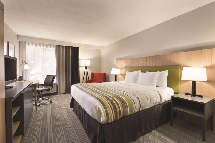 1 King Bed (2 of 22)