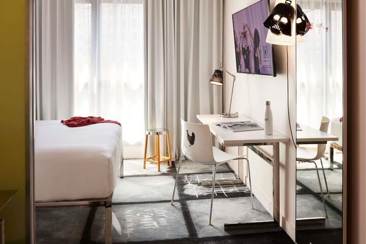 Room 42 of 151