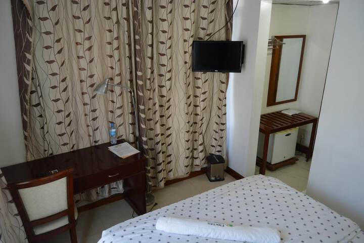 Room 9 of 37
