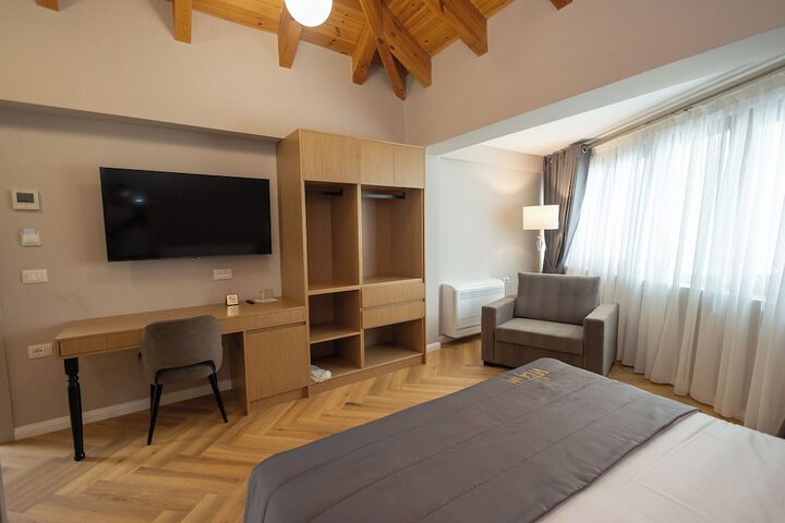 Room 4 of 33