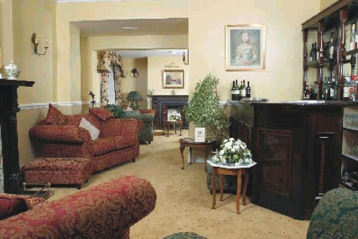 Lounge 27 of 29