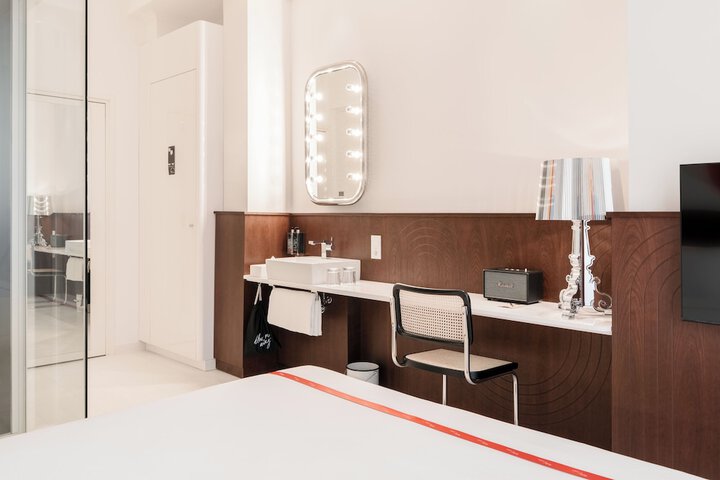 Room 32 of 60